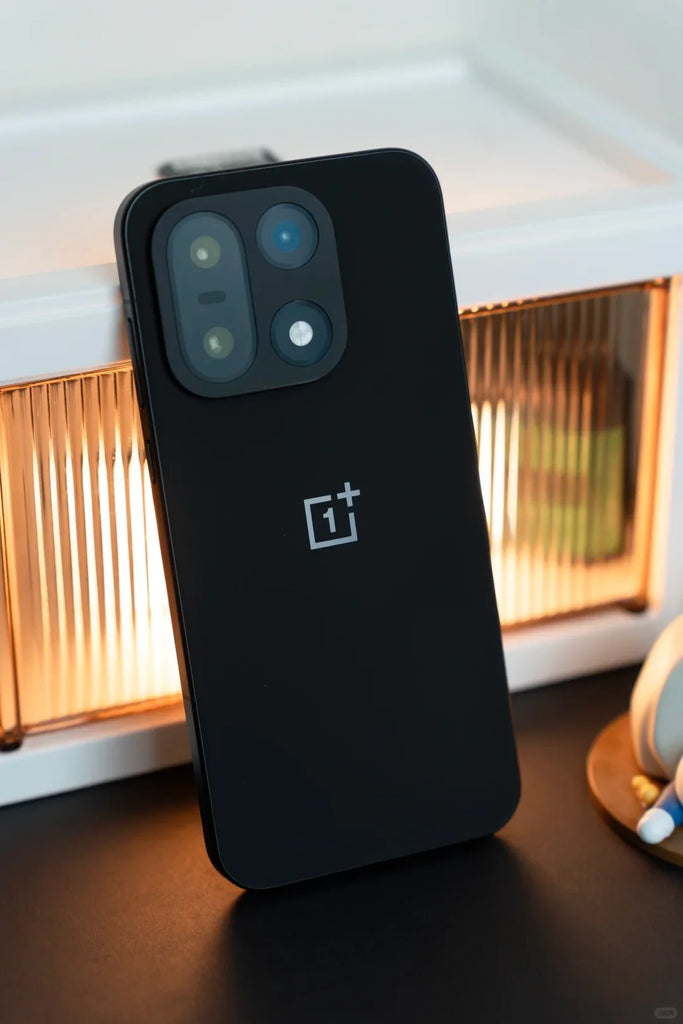 OnePlus 15 Unlocked Smartphone 6.78'' 165Hz AMOLED 50MP Triple Camera 7300mAh Battery NFC IP68